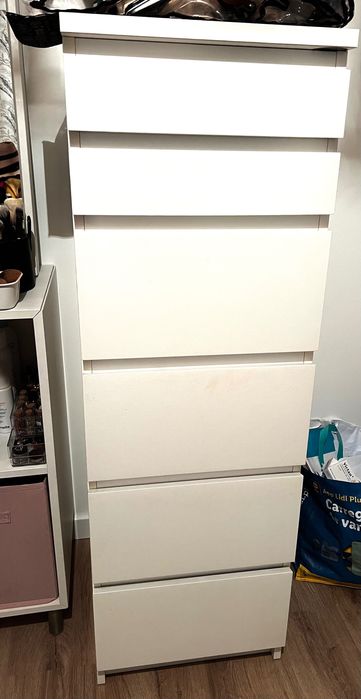 Cómoda branca com espelho