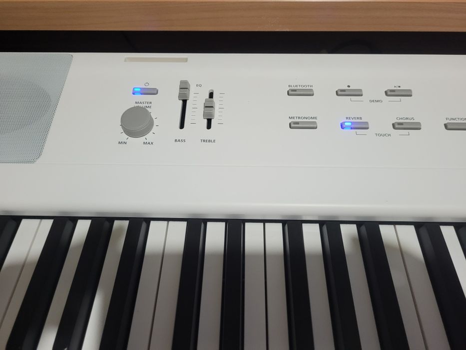 Piano digital Kurzweil Kae1, 88 teclas.
