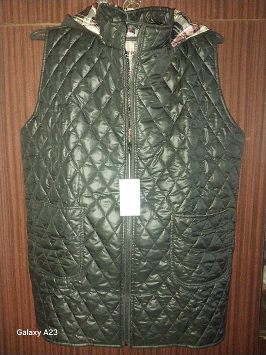 Продам безрукавку женскую, цвет черный, размер 54, новая.