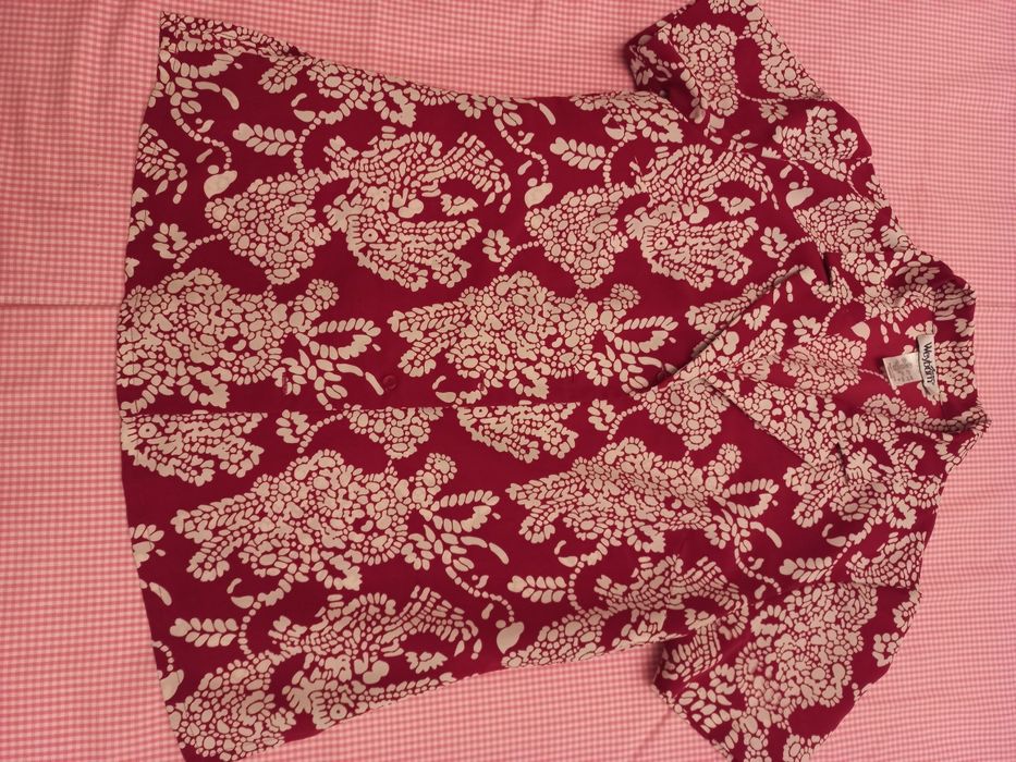 Camisa de manga curta vermelha e branca