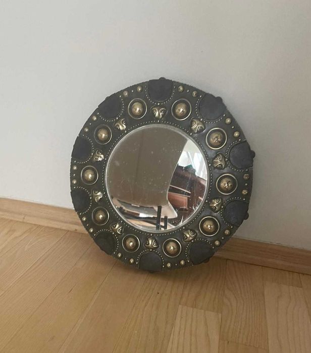 Solidne, drewniane lustro vintage z mosiężnymi zdobieniami