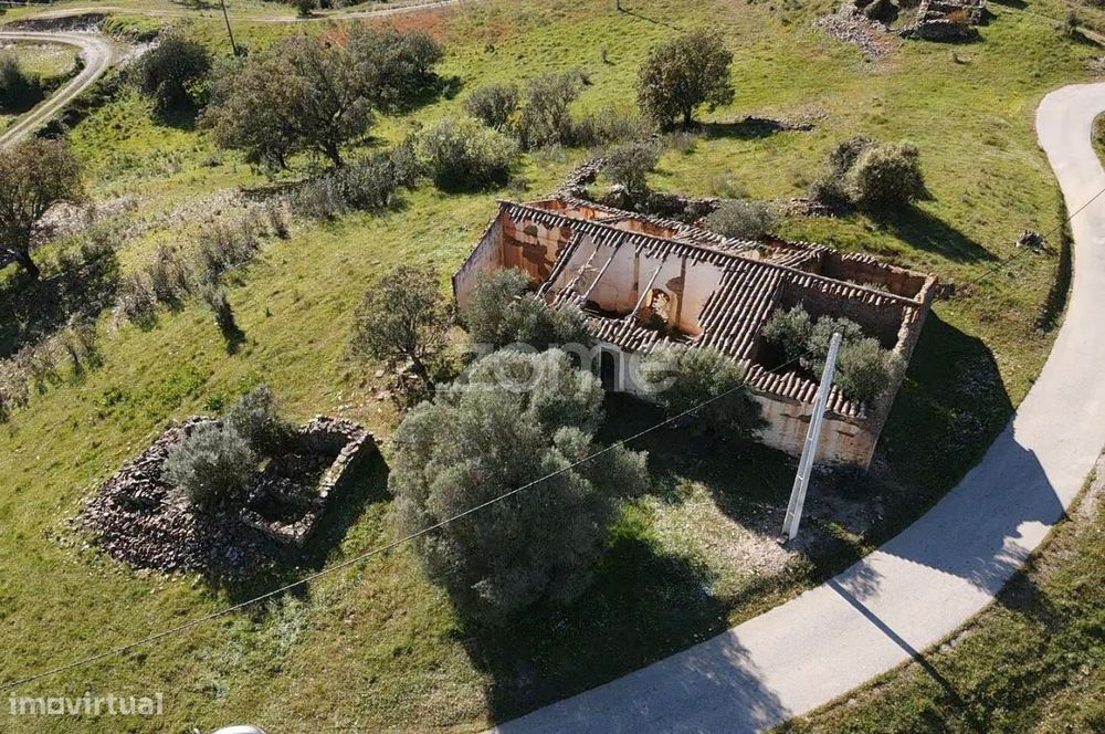 Fantástica Moradia para recuperar c/ 170m2, São Bartolomeu de Messi...