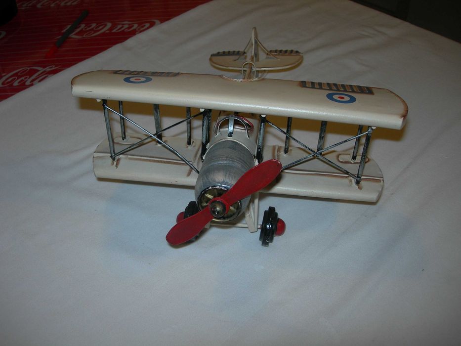 Avião de chapa. Brinquedo artesanal .