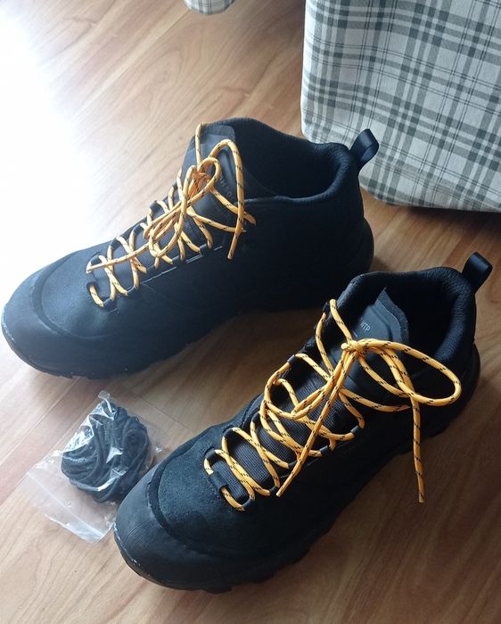 Botas Quechua novas 45