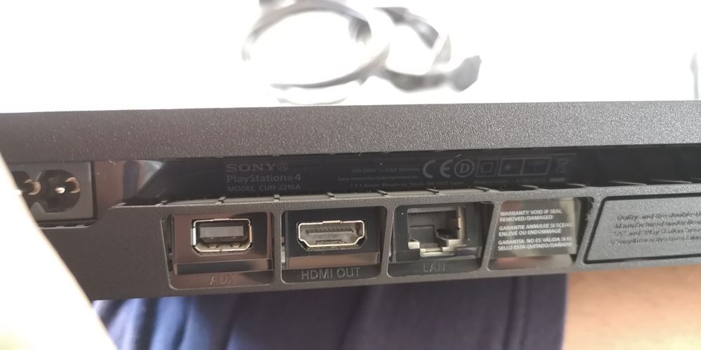 PS4 Slim + 2 oryginalne pady – bardzo mało używana