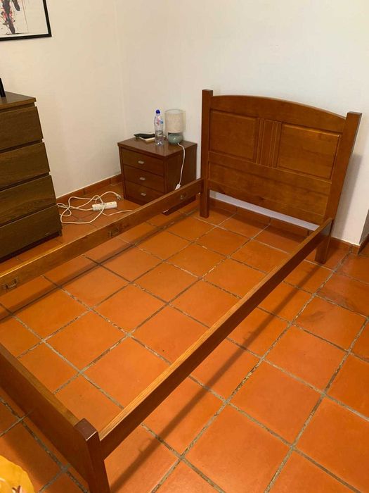 Vendo_ [estrutura] Cama de Criança/Solteiro em ótimo estado em madeira clássica