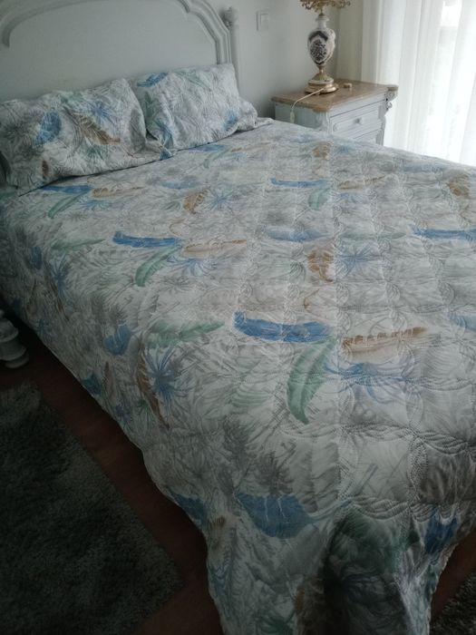 Vendo  colcha  estampada  em  tons  clarinhos