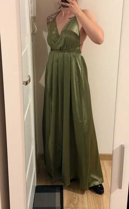 Elegancka satynowa sukienka maxi z odkrytymi plecami oliwkowa, zielona rozmiar S (36)