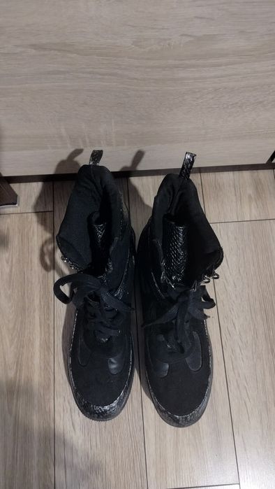 Czarne botki trapery workery damskie z wstawkami z 'wężowej skóry'