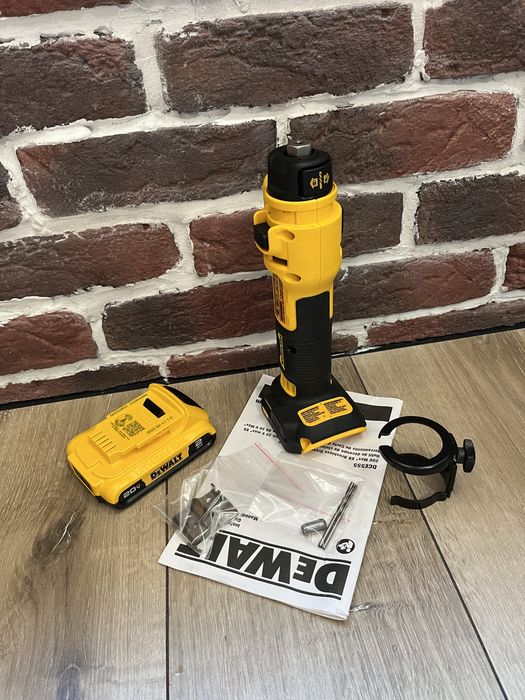 Фрезер аккумуляторный для вырезания гипсокартона DeWALT DCE555