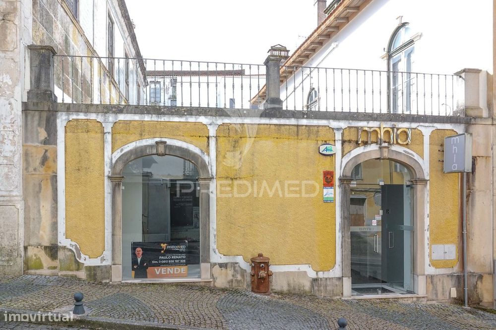 Loja ampla no Centro Histórico de Abrantes