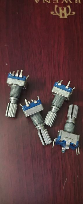 impulsator Enkodery
enkoder z przyciskiem
na wyjści