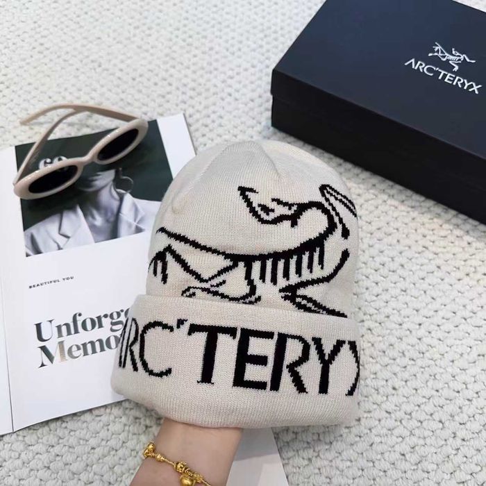 Czapka Arc'teryx biała – komfort i styl w jednym