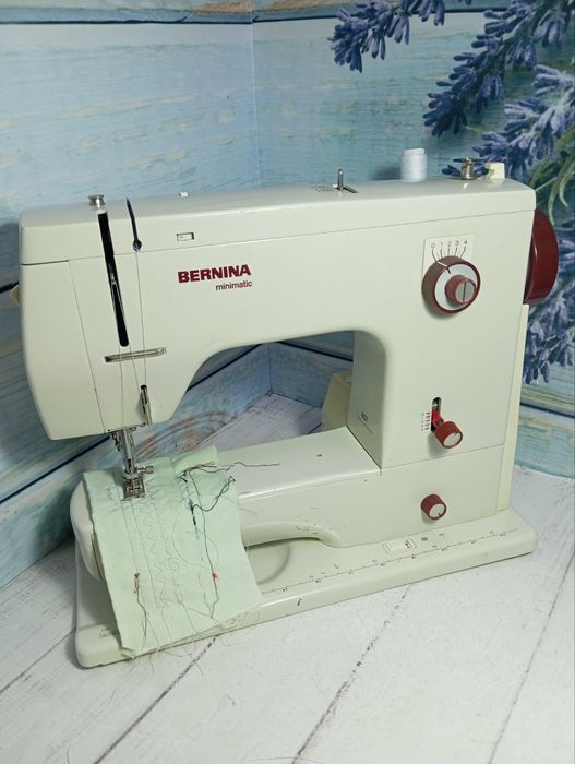 Швейная машинка с педалью Bernina708