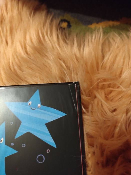 Mała biała rybka ma wielu przyjaciół