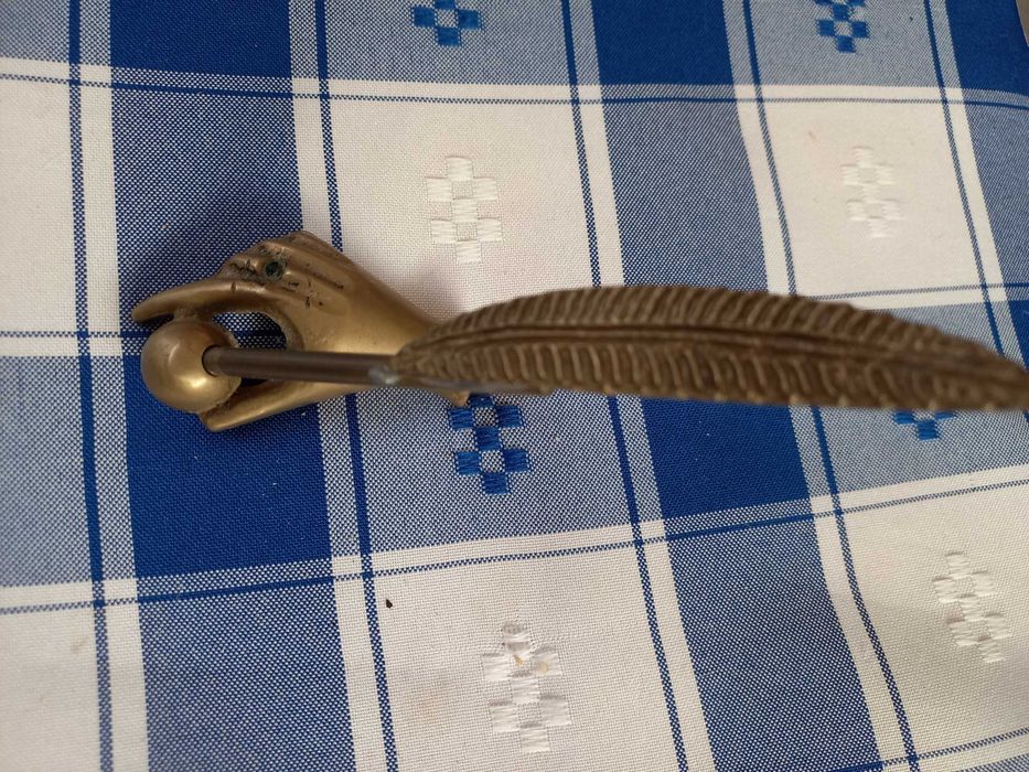 Mão com Pena Muito Antiga em Bronze Decorativa