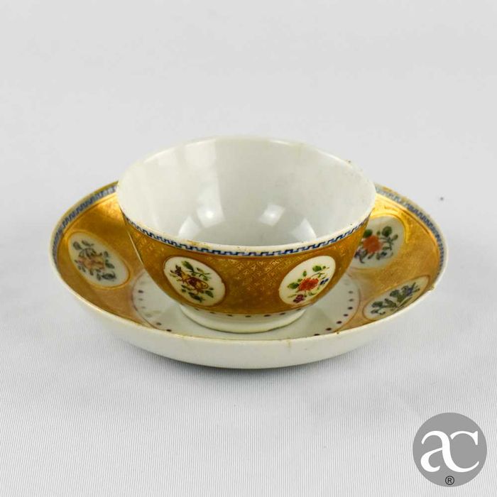 Taça e Pires China, Qianlong, séc. XVIII, decorada com flores e ouro