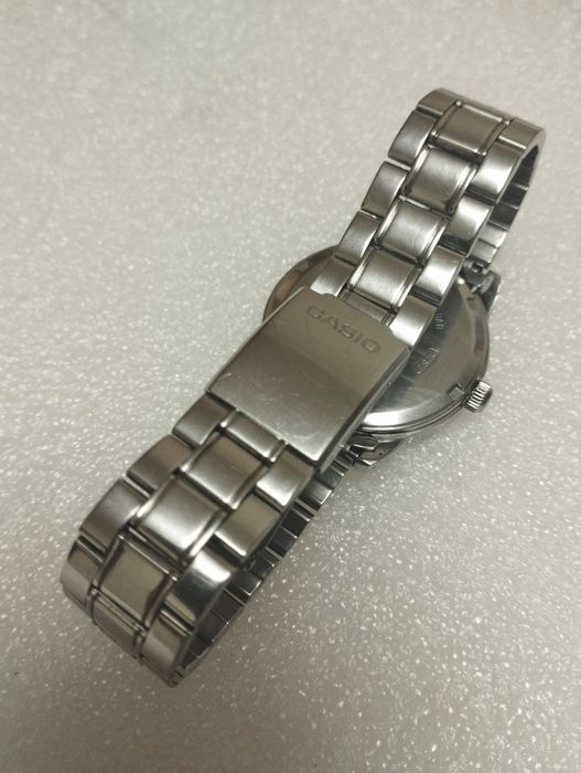 Продам наручные часы.