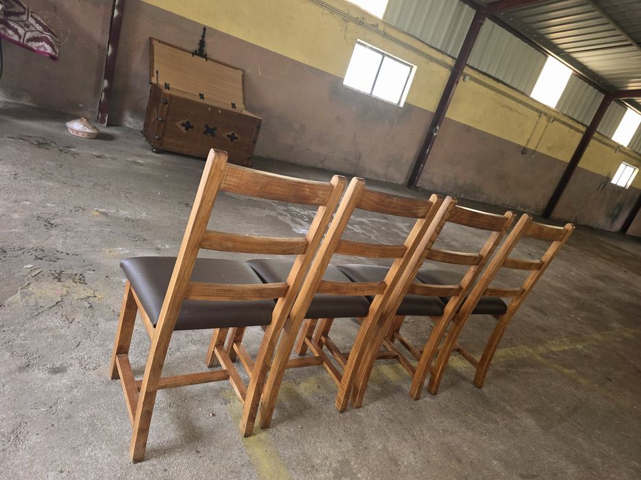 Cadeiras em madeira de castanheiro, .maciça