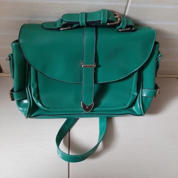 Zielona torebka listonoszka