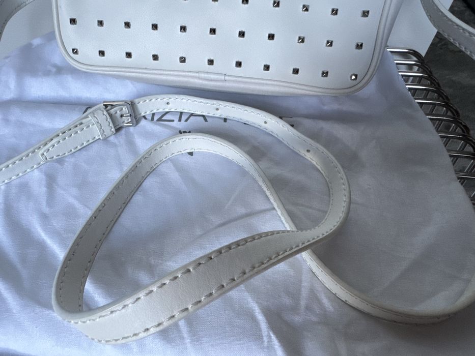Patrizia Pepe skórzana torebka biała listonoszka oryginalna z ćwiekami camera bag
