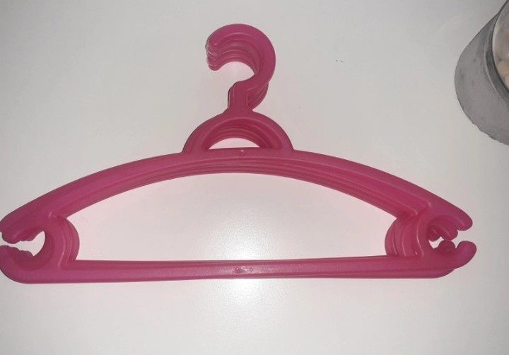 Conjunto de cabides rosa para crianças.  Ikea