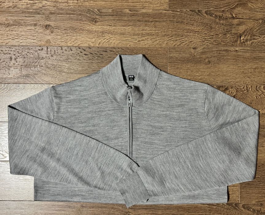 Тонкий шерстяной джемпер Uniqlo.