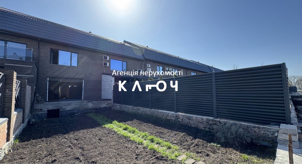 Продаж чудового таунхауса біля парку, перша лінія