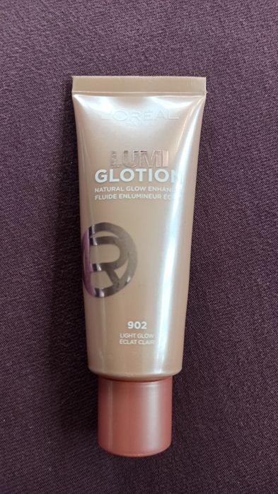 L'Oreal Paris Lumi Glotion (Natural Glow Enhancer)Odcień: 902 Light GlowPojemność wyjściowa: 40 ml.