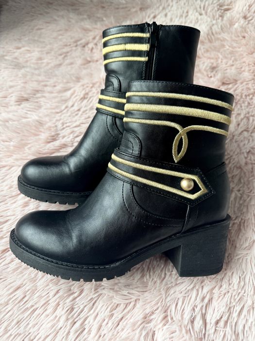 Czarne botki ze zlotymi zdobieniami