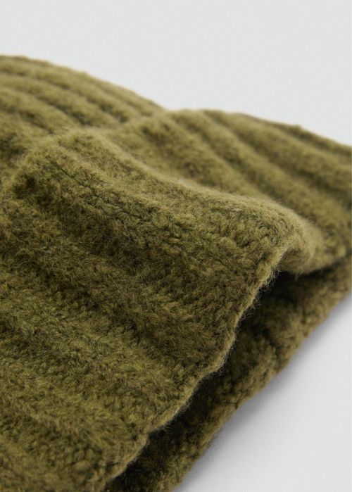 Шапка і шарф у трендовому оливковому кольорі