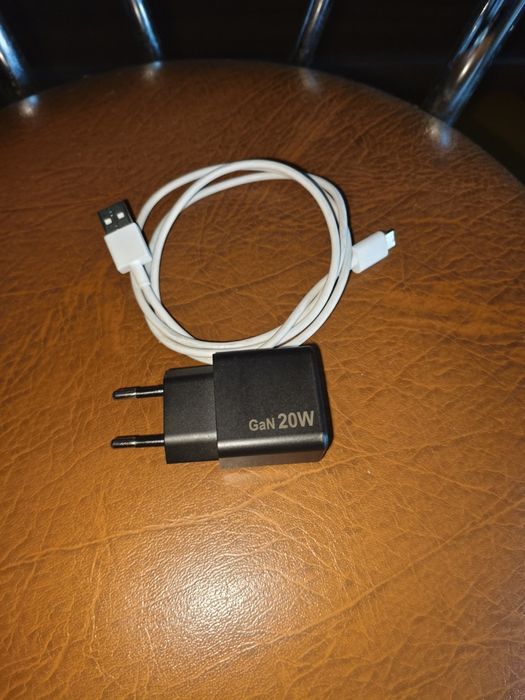 ladowarka z kablem 20Wat nowa