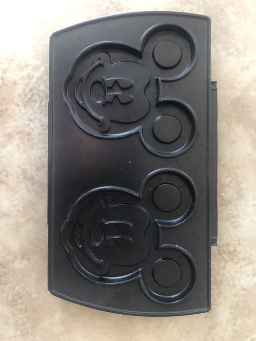 Żeliwna foremka płytka marki Ariete z motywem Myszki Miki Mickey Mouse