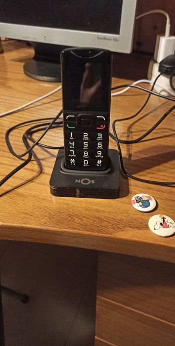 Telefone fixo portátil e vários pins antigos