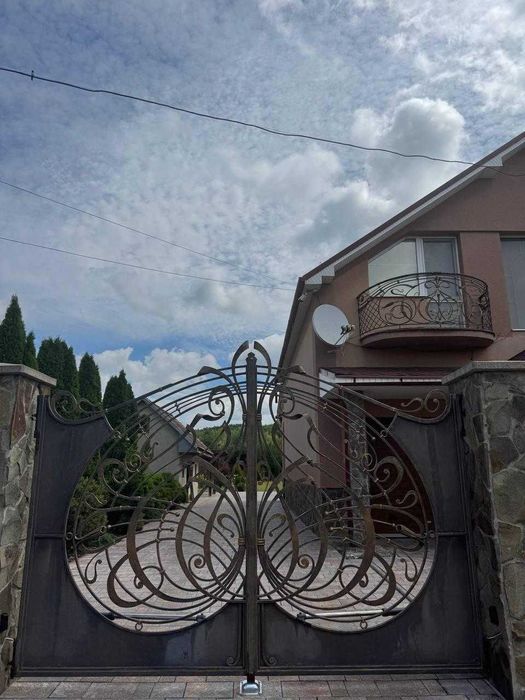 Продається сучасний 1,5-рівневий будинок у с. Барвінок