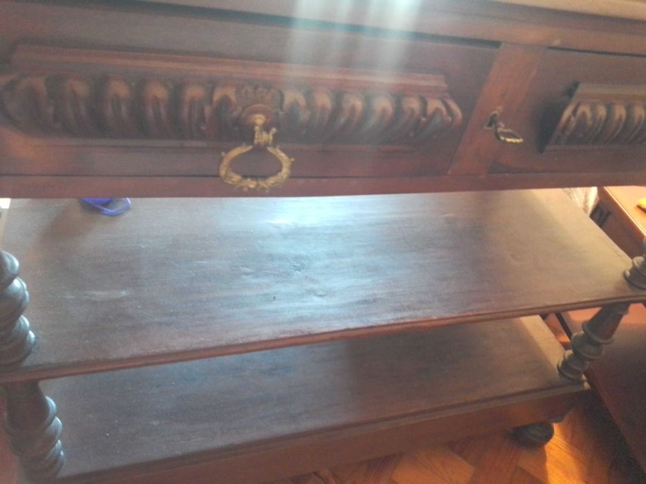 Móvel de sala tipo louceiro