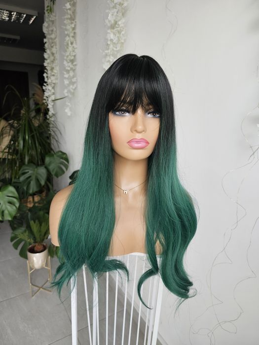 Długa peruka z grzywką czarna zielona andrzejki przebranie 65 cm