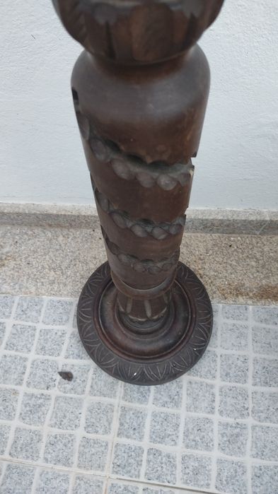 Coluna em madeira