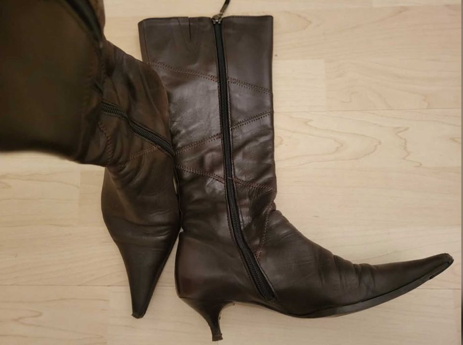 Botas de cano alto castanhas, em pele, tamanho 34