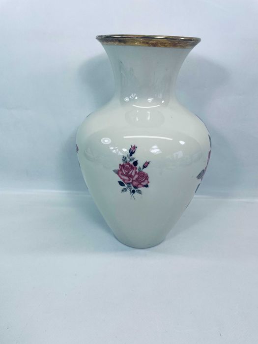 Duży wazon porcelanowy z rózami