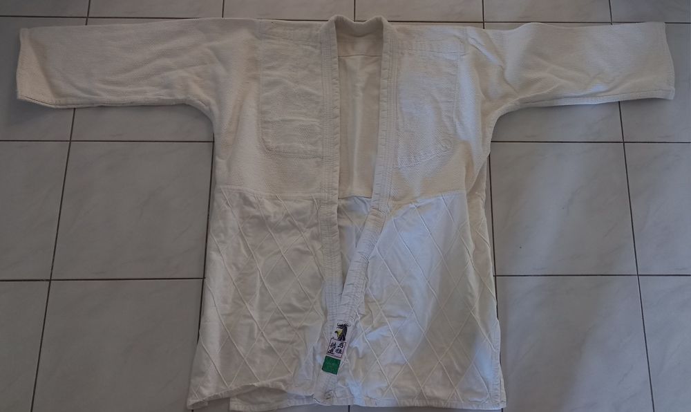 Fato de judo com cinto branco