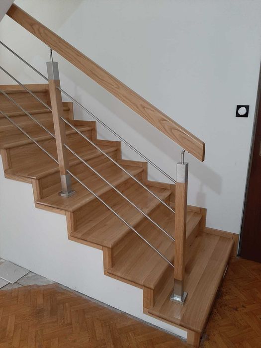 Schody drewniane , balustrady, szybka realizacja .