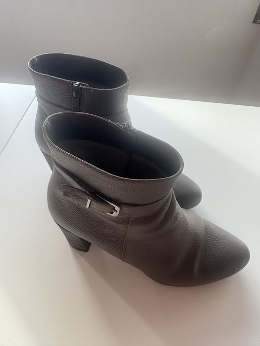 Botas em pele cinza - Sola de borracha