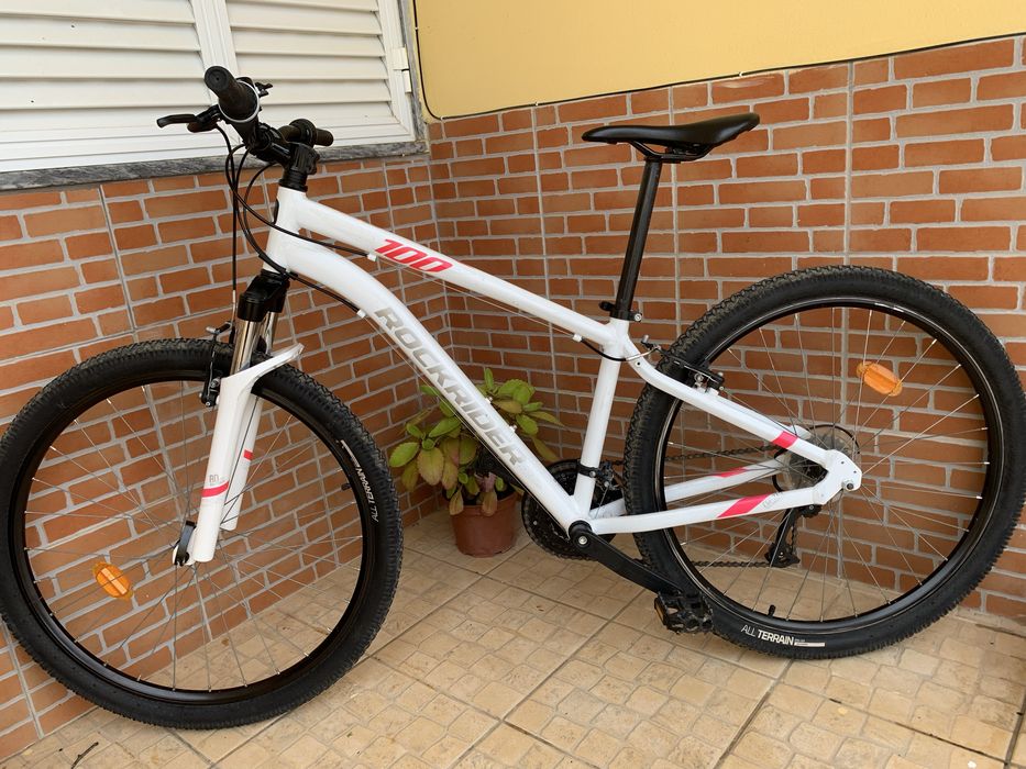 Bicicleta tamanho medio.