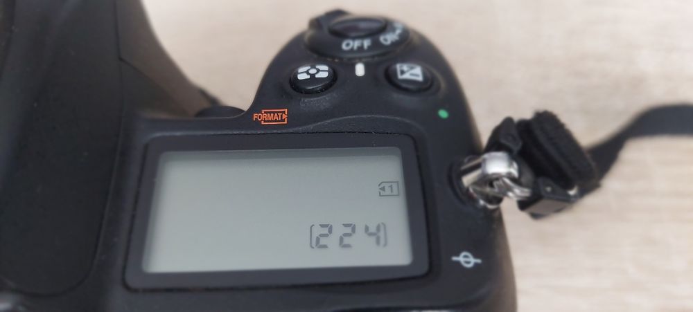 Nikon D7000 + obiektywy i lampa