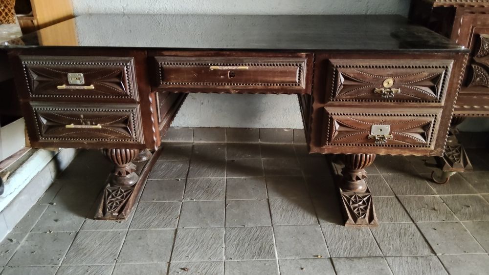 Moveis Antigos - Cristaleira e Mesa de escritório