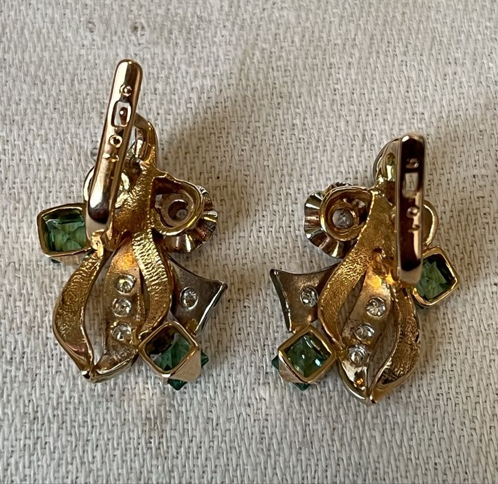 Комплект с бриллиантами и изумрудами.