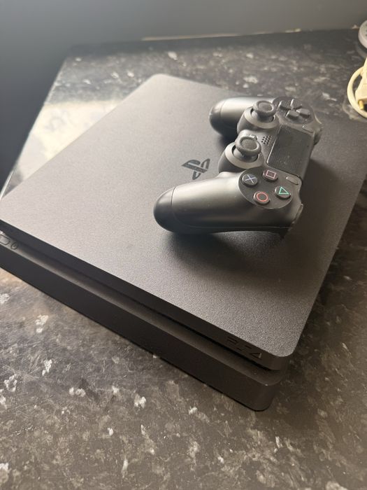 Ps 4 com um comando e um jogo tudo funciona