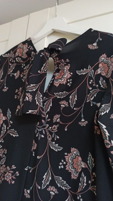 Sukienka jesienna Mango