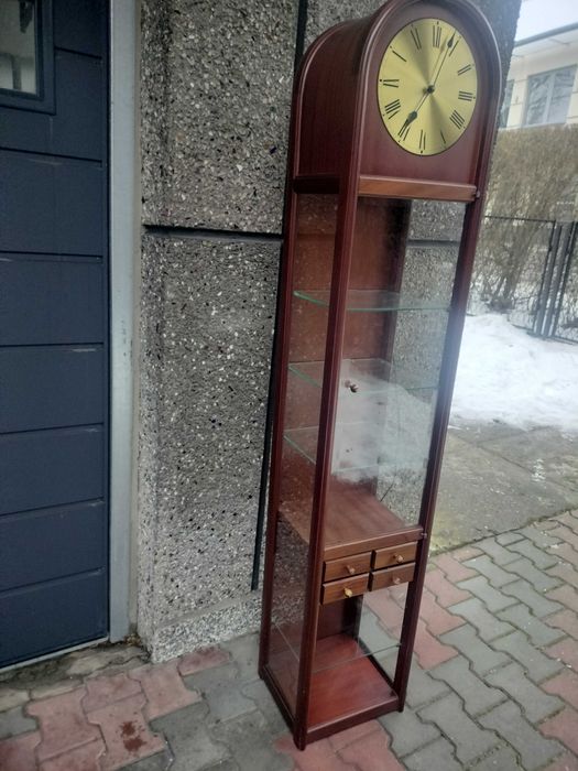 zegar stojący z witryną